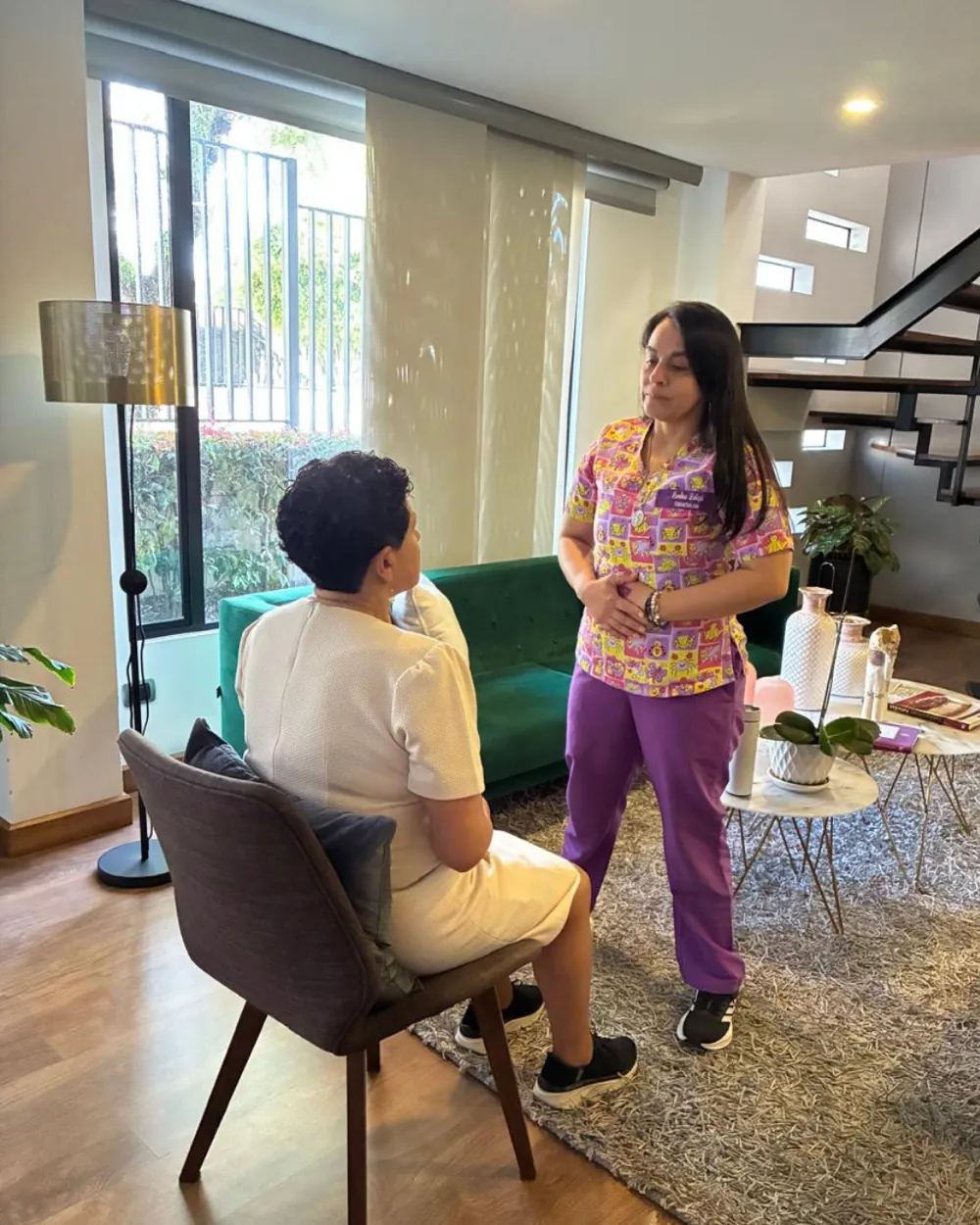 Carolina Zúñiga en sesión de terapia con una paciente adulta